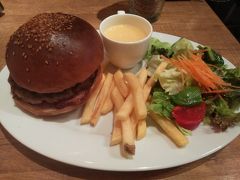 ●4Spice Kitchen＠地下鉄東野駅界隈

バーガーランチ。950円、税込みなり～。
肉々しいバーガー頂きました。
ちゃんとバーガー袋もつけてくれるので、食べやすいです。
ファストフードのバーガーに食べなれてしまっているので、たまにはこのようなバーガーもいいかも。ちゃんとお肉を頂いたと実感できるバーガーでした。
ごちそうさまでした！
