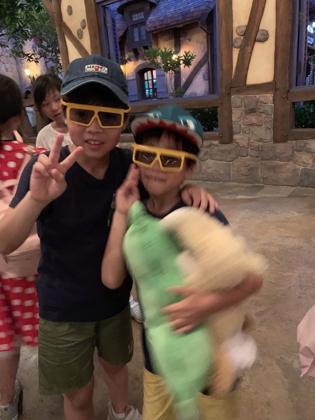 らぶらぶ♡<br />夕方にイースターのショー始まるとのことで。<br />なんとなくいた場所がめっちゃいい場所やった！<br />モフモフ達がどんどんこっち来る！！！