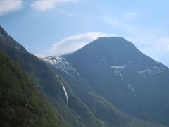 ネーロフィヨルドは左右の山からとにかく滝が出没。高い場所から細く流れているもの、離れているのに音が聴こえてくる瀑布、何本も見えます。