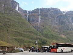 グドヴァンゲンの港に到着しトイレを済ませたら、バスに長蛇の列。ここでノルウェーインナットシェルの威力を発揮です。このチケットを持っている人専用の観光バスが待機してくれていて、このときも計3台に順次乗車して出発。

ナットシェルのチケットを持っていない人は、少し先の車道沿いにある小さなバス停を案内されていました。