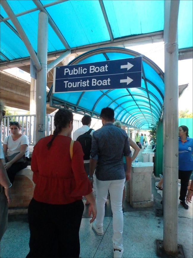 ボートは１区間なので、わずか3分ほどであっという間に<br /><br />サトーン ピアへ到着しました。<br /><br />ここから、この青いアーチ屋根の中を奥まで真っ直ぐ進み、