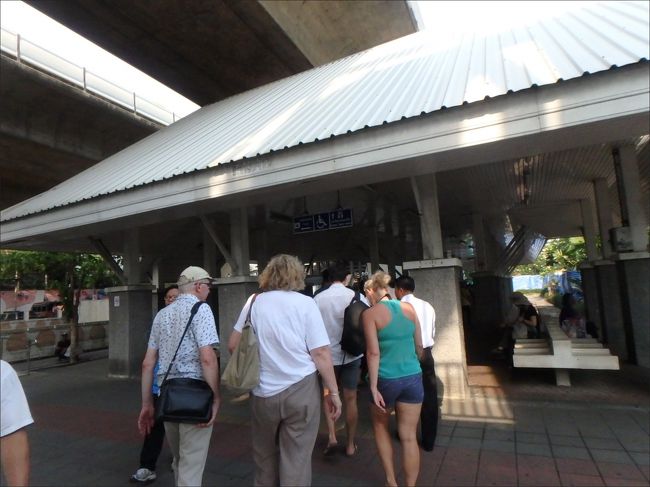 人の流れにくっついて、さらにそのままずーっと行くと、