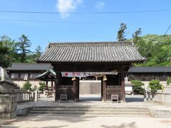 吉備津彦神社　随神門

元禄10年（1697）池田綱政が造営したもので二柱の門番の神様がお祀りされれいます。

古代より背後の吉備の中山に巨大な天津磐座(神を祭る石)磐境(神域を示す列石)があり、山全体が神の山として崇敬されてきました。
第10代崇神天皇の世に四道将軍として遣わされた大吉備津彦命もこの山に祈り吉備の国を平定し、その後も吉備中山の東麓に永住し、諸民と国を深く愛し、吉備の国をすばらしい国にしたので、人々は現人神として崇め奉りました。
それが、吉備津彦神社のはじまりとなります。
後に佛教が入り正宮、本宮、摂末社合わせて51社を具え神宮寺や法華堂も建ちいよいよ神威は広大無辺に広がり古代気比大神宮・大社吉備津宮とも称され朝廷直属の一品一宮、吉備大明神として厚く崇敬されてきました。
夏至の日には朝日が鳥居の正面から登ることから「朝日の宮」とも呼ばれています。