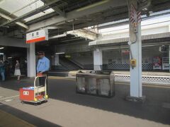 倉敷駅に停車します。
ここでも係員さんが業務用荷物を持ってホームで待っていました。