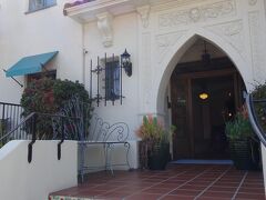 昨日、ディズニーランドの『ソアリン』に並んでいる時に予約した
今夜のお宿

スペイン調な建物がとってもオシャレ

『The Eagle Inn』
232 Natoma Ave, Santa Barbara, CA 93101-3522
