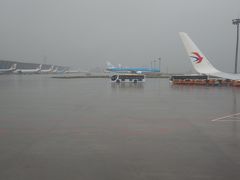 あっという間に到着！
上海浦東空港です。あいにくの雨。