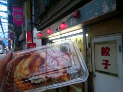 食べ歩きグルメ満載なことでも大変有名なジョイフル三ノ輪商店街
その中でも私的に特に気になっていたのがこの餃子屋さん
むほおおぉぉぉぉぉー！めっちゃくちゃうんめえ！！！！！
もうコレ目当てに都電荒川線を毎日通いたい！と思わせるほどに、噂通りな激美味餃子でしたｗ(#^.^#)