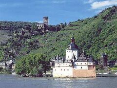 さらに上流に進む。
Oberweselオーバーヴェーゼルの何度か泊まった古城ホテルAuf Schoenburgシェーンブルグ城（550kmの距離）を見上げ、今年はもう3度目になるライン川の中州の関所・Die Pfalzプファルツ城（通行税徴収の目的で築城された。
14世紀に築かれた頃は五角形の塔だけで、後に舟のような形の外側部分が補強された。中州に渡る舟がKaubカウプから出ている。いまだに内部はみた事が無い。546kmの距離）も川岸から写真に撮った。

写真はライン川：猫城（上）、中州のDie Pfalzプファルツ城