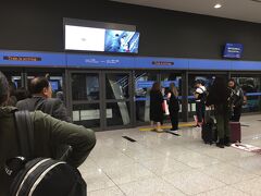 仁川国際空港に到着。
空港がでかいので、モノレールで空港内を移動します。