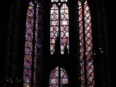 続いてパリで最も美しいステンドグラスと名高いサントシャペル教会にやってきました。