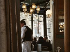 ステンドグラスを堪能した後は、パリの食通が薦めていたクロワッサンを食べにBrasserie Les Deux Palaisへ。サントシャペルのすぐ向かいです。