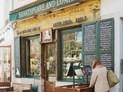 お洒落なロンドナーの友人が、パリに行くならこの書店！と薦めてくれたShakespeare and Company. 中は撮影禁止ですが、とっても素敵な雰囲気。友人も持っていたトートバッグを購入。