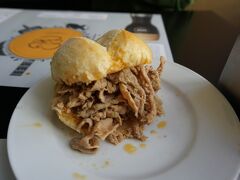 これはポルトの代表的なB級グルメのビファナ(orビファーナ)
アパートメントの近くにビファナの有名店があるようだったので、食べに行ってみました。
これはまさに、汁だくの生姜焼きサンドイッチ！
じつは別のお店にも食べに行ったんだけど、お店ごとに味付けが全然違うみたいで、おもしろい！