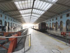 朝、リスボンのサンタアポローニャ駅へ。終着駅らしい雰囲気で、ホームの数も多くなくて落ち着いてる。コーヒー屋さんとか、インフォメーションもあります。