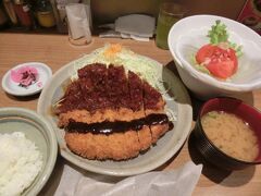 この日は、一人で・・早じまいにしましょう・・

東京駅のグランスタにある矢場とんへ一人で・・

この頃は、どこにでも一人で入れてしまう・・ちょっと怖いことになってます。

またもや・・コレステロールを無視したメニュー

矢場とんの　わらじかつ・・です。
やめられないんです。。ソースに付け込んだのと、甘い八丁味噌のたれのかかった逸品が・・
キャベツも大盛だし、冷たく冷やされたトマトサラダで・・コレステロールを帳消しにしてくれる・・気分になります。

ごちそうさまでした。
