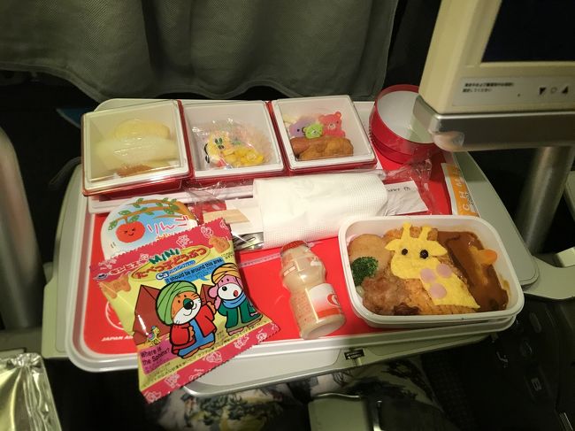 旅行記、、<br />2年前のことなので、何しろ記憶があやふや・・・<br /><br />安く行きたい、、と言うことで直行便でなく、成田経由。<br />関空16:15→成田17:40（JL6106ジェットスター）<br />成田20:45→HNL9:15（JL780）<br /><br />キッズの機内食。