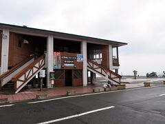 バス到着まで30分以上ありますが、急激な雨や強風のため待合室で時間を潰します。暇だったので交通量調査をしたところ、観光客２組８人、地元民２人、乗用車３台でした。（笑）

２階は、観光案内所および無料休憩所となっている「大間レストハウス」です。ここでは、「本州最北端到達記念カード（200円）」を発行しています。私がお邪魔したときは冬季のため営業していませんでした。（涙）

・大間レストハウス［大間町観光協会］
　http://oma-wide.net/2010/09/03/%E3%81%9D%E3%81%AE%EF%BC%93%EF%BC%98%E3%80%80%E5%A4%A7%E9%96%93%E5%B4%8E%E3%83%AC%E3%82%B9%E3%83%88%E3%83%8F%E3%82%A6%E3%82%B9/