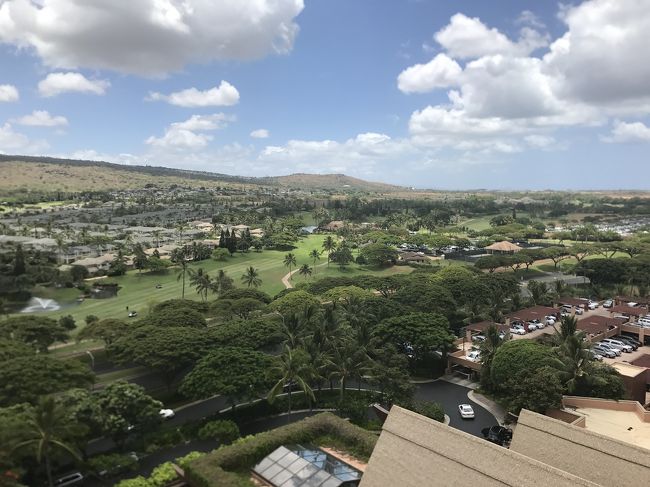 左側をのぞけば、山が見えます。