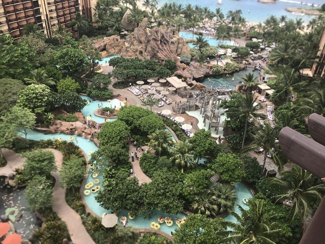 下をのぞけば、、プールが見えます♪<br />それにしても高い～～