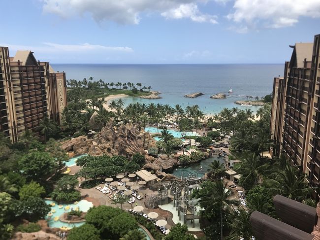 そして、お部屋からの眺めは･･･<br />じゃん!!<br />チェックインの際、日本人の女性の方で<br />いいお部屋にしましたよー！とおっしゃって頂いたのですが、<br />プール側の低層階がなんと、上から2つ目の階、そして一番内側の角部屋でビックリしました！