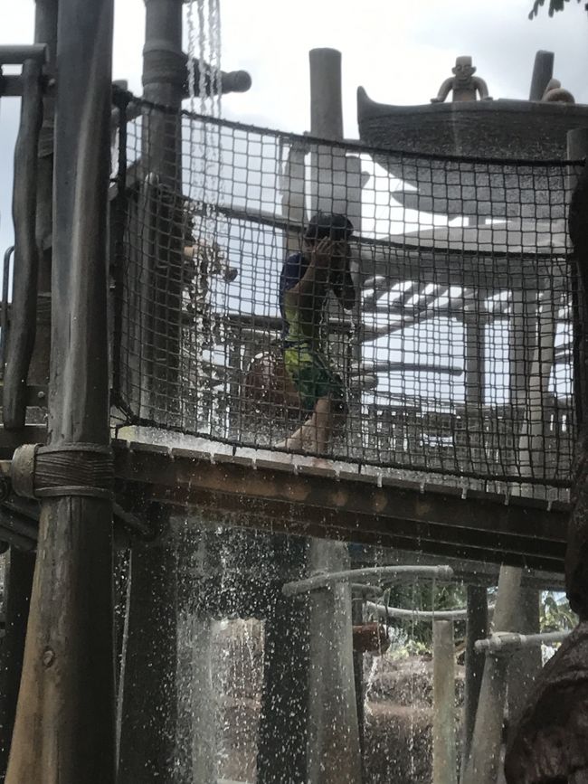 ばっしゃーん!!<br />水が上から降ってきたり、小さい滑り台があって楽しそう。<br />子供しか入れないので、年長の息子、1人で楽しんでました。