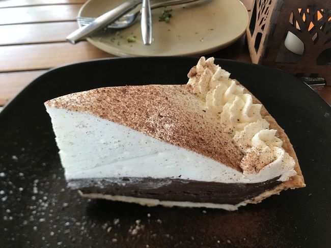 ディナーは歩いて5分ぐらいのとこにある、<br />モンキーポッドにて☆<br />日本から予約していきました。<br /><br />これは名物？のチョコレートパイ。