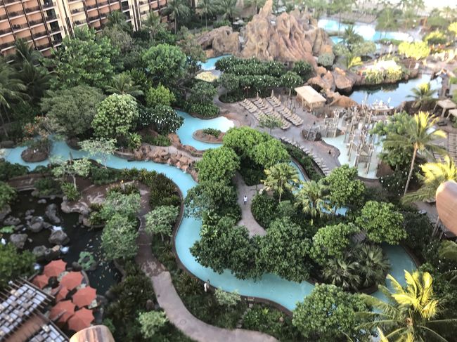 下をのぞくとプール