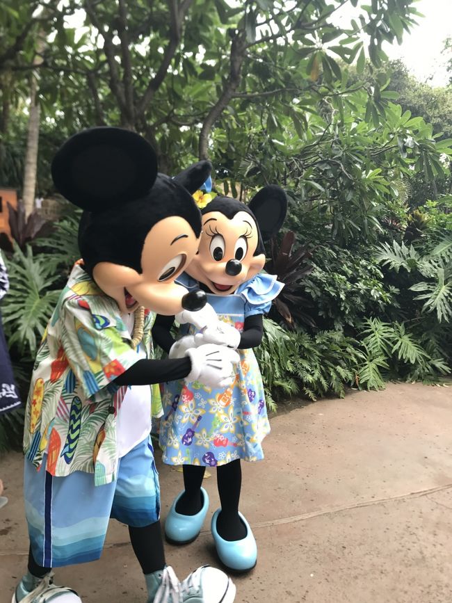 そして水着に着替えてプールへ。<br />ミッキー＆ミニーがグリーティングしてました♪<br />我が家も一緒に撮りましたー