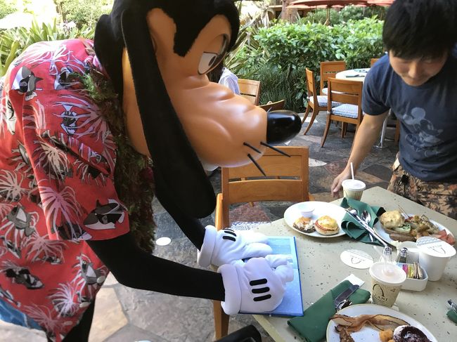 グーフィーにもサインを求めます<br /><br />もちろんグーフィーにも娘大泣き。<br /><br />最初のミッキーと子供達のショットも<br />娘大泣きで写真に写ってました^^