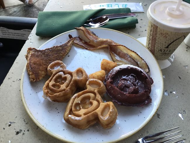 ミッキーのワッフルは絶対かかせませんー