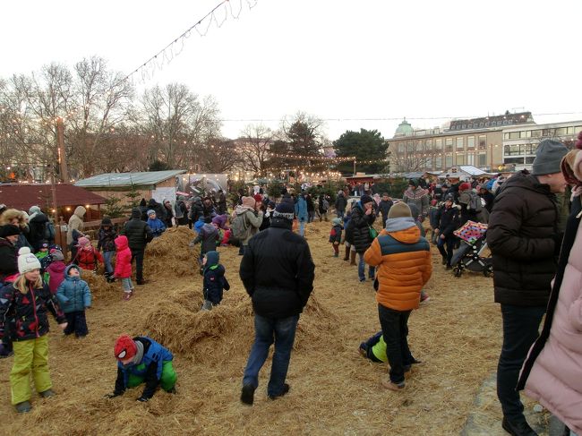 教会前の広場には市場があり、子供たちが藁の山で遊んでいました。