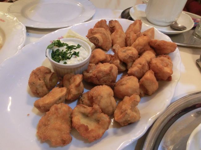 マッシュルームのフライ。<br />タルタルソースの酸味でさっぱり食べられました。