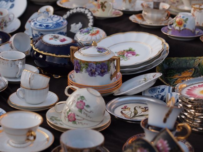 古いティーカップ&amp;ソーサも売っています。<br />買いたかったけど持ち帰るのも難しそうなので見るだけ・・。