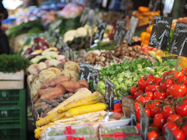 野菜やお惣菜も売っています。