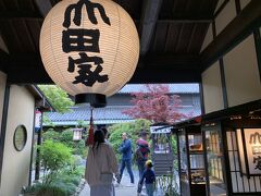 フェリーに乗って、高松へ渡りました。いざ讃岐うどんツアーへ！
とりあえず、夜でも開いてる山田屋さんでうどん1食目。