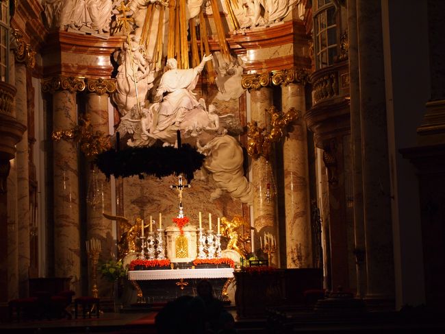 大理石の柱や壁画の装飾が本当に美しい。