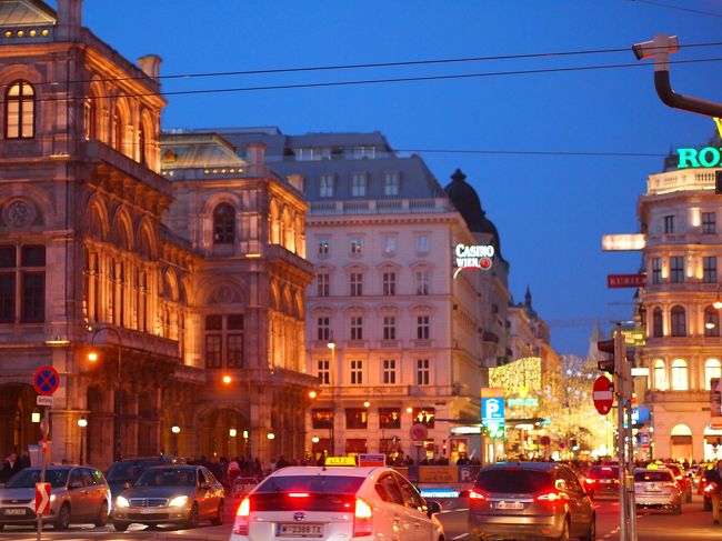 夕食まで時間があったのでケルントナー通りをぶらぶら。<br />ウィーンは意外に都会です。