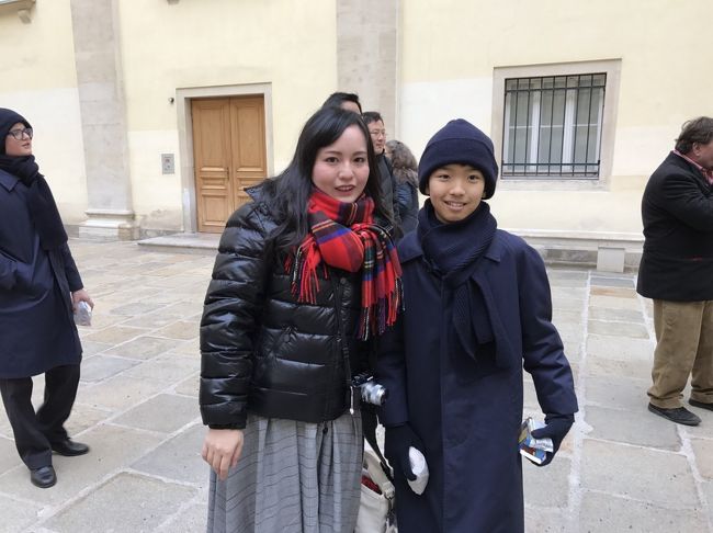 礼拝終了後は団員の子と写真撮影ができます。<br />でも全員じゃなくて2人くらい。5分くらいで終わってしまうので注意。<br />この子は日本人でした。がんばれ！