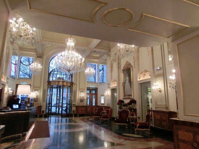 右の壁にシシィの肖像画があります。