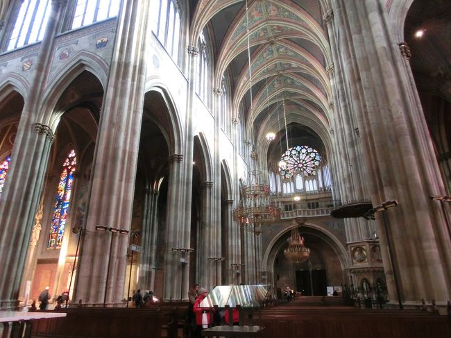 こちらはヴォティーフ教会。<br />ヨーロッパでよくあるタイプの教会。。<br />ステンドグラスがとても綺麗でした！