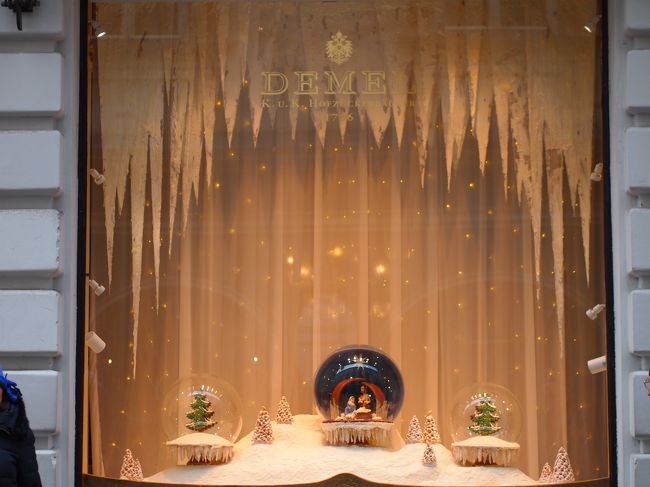 ＤＥＭＥＬのショーウインドウ。<br />全部お菓子でできています。