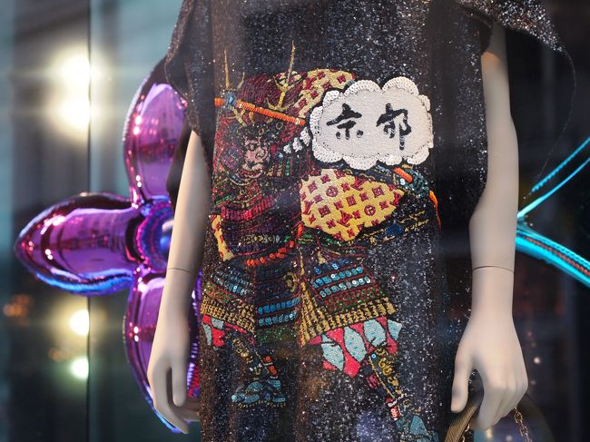 ルイヴィトンのショーウインドウ。<br />誰が着るの・・・？