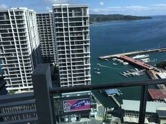 こちら、ホテルの24階、ジムの窓から見た眺め。Jesselton Pointと、そのすぐそばのアパートメントが見渡せます。