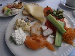併設のレストランでいただく朝食はビュッフェ形式。サーモンやニシンの酢漬け、サラダにチーズに…盛りだくさんです。なんとグルテンフリーのパンもありました。ポテトサラダの味付けも複雑みあり美味しいので、これはレストランも期待できると思い、旅の最後の夕食はここと決めて予約しました。