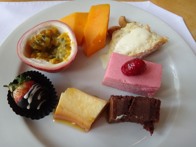 デザートも色んな種類を少しずつ。他にもシーフードやミー（ラーメン）などたらふく食べましたー。とても美味しかったです。この前のモーベンピックとは大違いでした。
