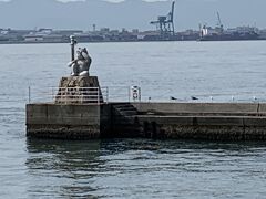 8:20、鬼の洞窟がある、女木島（めぎじま）に到着。

おにの灯台はフェリーが発着する女木港にあり、フェリーから必ず見える位置にあります。

大きな鬼と金棒が灯台になっており身長約２メートル、体重約９トン、全国でも唯一白い御影石でできています。

海上安全を見守り、観光客を温かく出迎えてくれています。

経由して男木島へ向かいますが、フェリーの上からも少し作品を見ることができます。