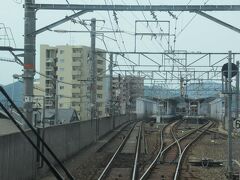 茶屋町駅停車。