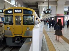 　予約した電車までは時間があったので、ホームにたたずみ電車ウオッチング。西武といえば黄色い電車という、幼き日に見た図鑑の知識は、今も生きています。
