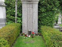 マーラーの演奏会に絡む写真の最後に、演奏会の翌日、家内と二人で、マーラーの墓のあるグリンツィンやベートーヴェンの散歩道のあるハイリゲンシュタットを散歩したものをつける。

これはマーラーの墓。ここは以前、一度来たことがある。