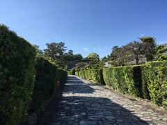 ＪＲで松阪へ。せっかくなので松阪城跡くらいは行こう。時刻は午後４時15分過ぎ。松阪城を守る藩士たちの住家だった御城番屋敷も一般公開されている家があるらしいし、観てみようか。と、思ったのだけれども公開時間は午後４時まで。「５時まではやっているだろう」って思っていたんだけど、時間を調べていないのが悪いか
